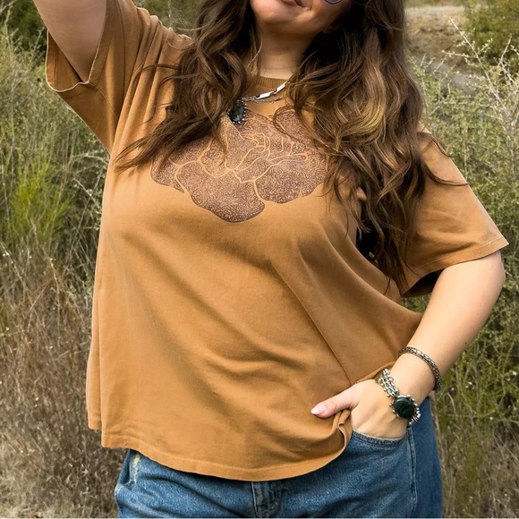 Torrid Tops - Festi Tobacco Brown Graphic T-Shirt with Rose Design. Size 1. NWT.